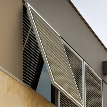 Portadas basculantes da Controsol instaladas em fachada moderna com inclinação para controlo solar.