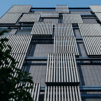 Fachada com portadas deslizantes instaladas, solução arquitetónica da Controsol para controlo solar e eficiência térmica.