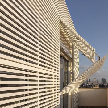 Portadas articuladas levadiças da Controsol aplicadas em fachada moderna, com sombra projetada.