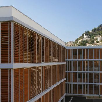 Portadas multifuncionais de aros fixos instaladas em fachada residencial moderna da Controsol