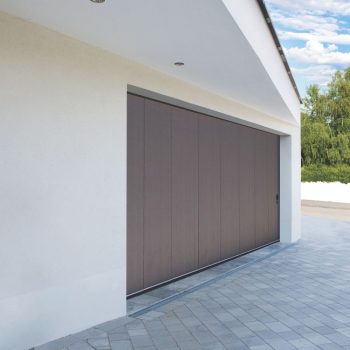 Portas de correr para garagem da Controsol em estrutura metálica, ideal para fachadas modernas e seguras.