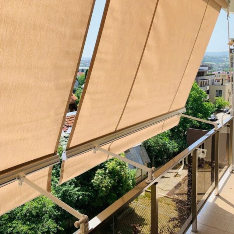 Toldo vertical com braços de varandim instalado em varanda residencial com projeção ajustável