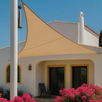 Fachada de casa com velas de proteção solar instaladas, criando sombra elegante e funcional.