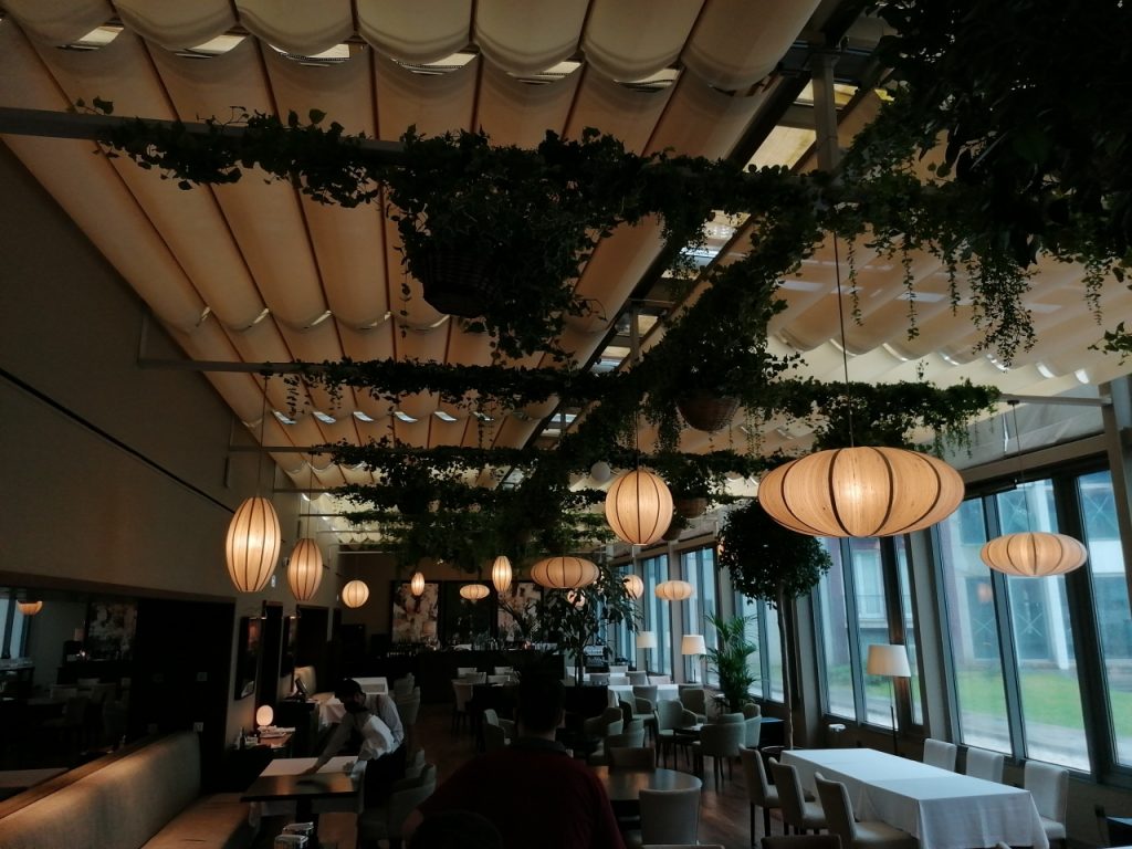 Aplicação de toldos horizontais no espaço de refeições do hotel InterContinental, Porto