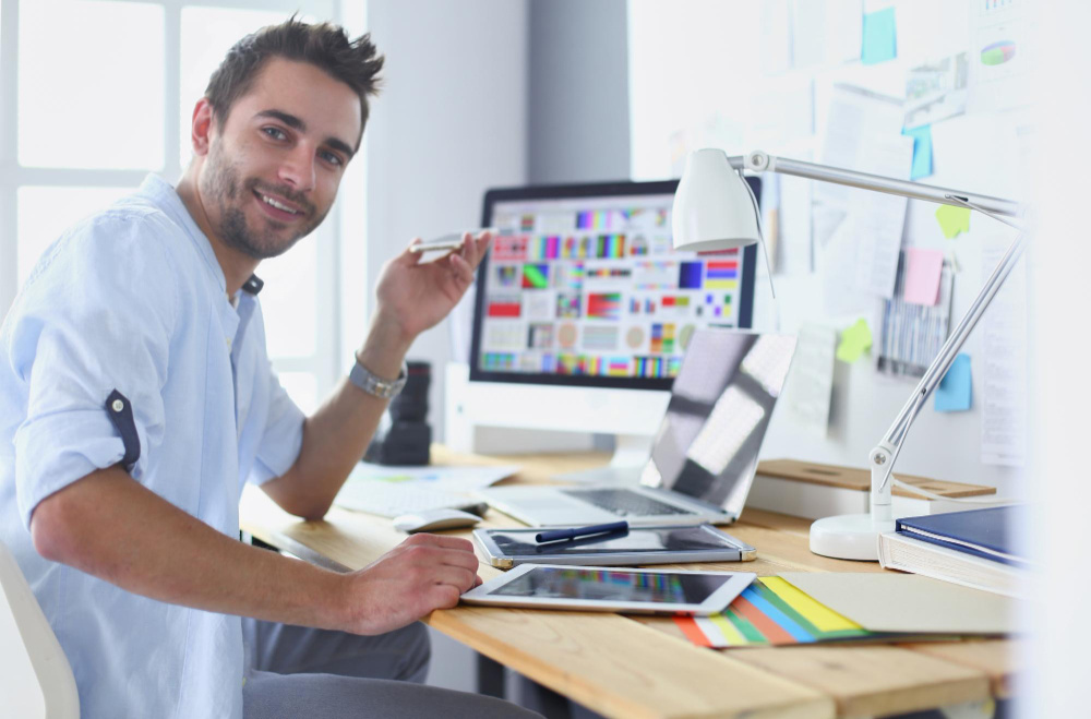 Imagem de um elemento da equipa de design da controsol responsável pela maquetização dos projetos profissionais de estores, toldos, pérgolas, cortinas ou películas de proteção solar.