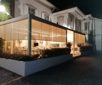 Proteção solar para edifícios institucionais com pérgola bioclimática, vidro e estores – Ordem dos Médicos Porto