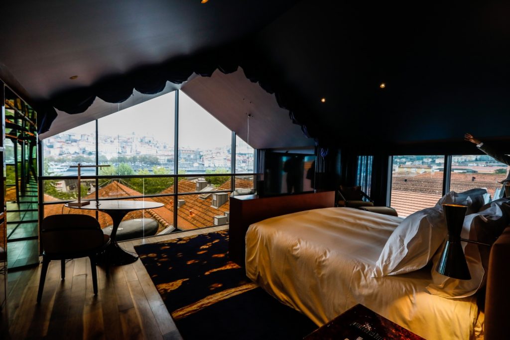 Instalação de cortinas blackout motorizadas no The Lodge Hotel pela Controsol