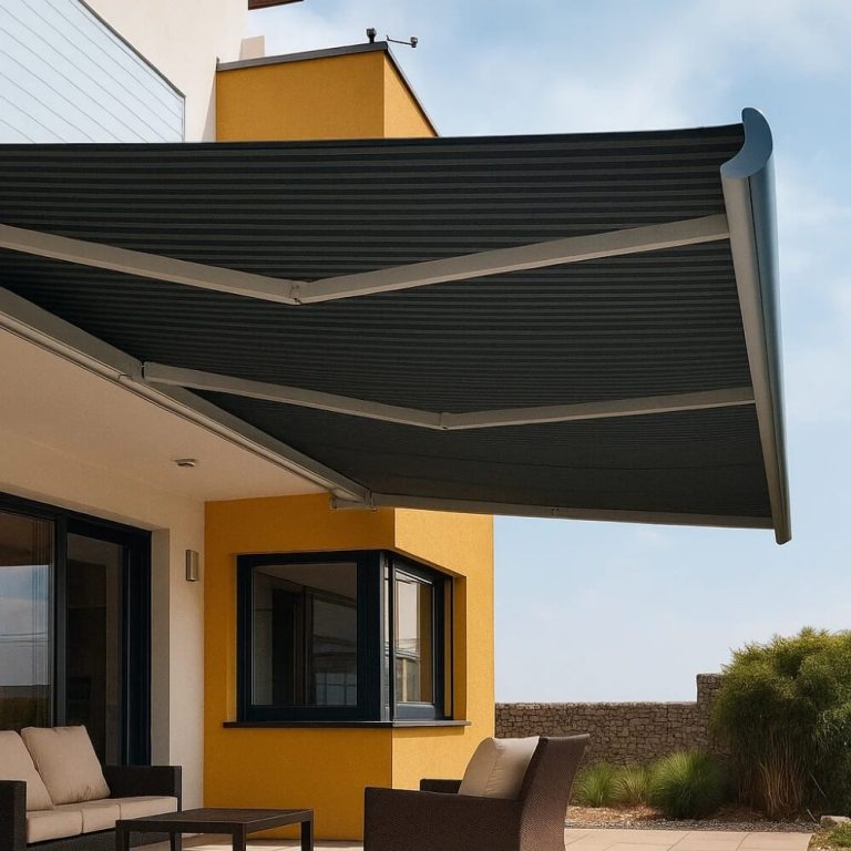 Toldo de Braços Articulados com Barra de Torção Central instalado numa habitação, criando sombra na varanda com estrutura branca