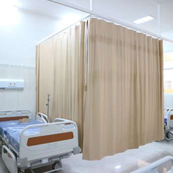 Sistema de calhas e cortinas hospitalares instalados em ambiente clínico, garantindo privacidade ao paciente e higiene no espaço. Solução profissional da Controsol para hospitais e clínicas, com materiais resistentes e de fácil manutenção
