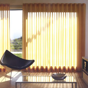 Sala de estar moderna com Cortinas e Reposteiros Calhas e Varões elegantes com calhas, instaladas com sistemas da marca Controsol.