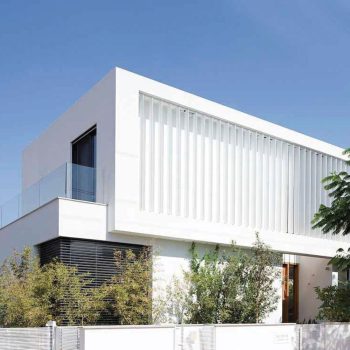 Portadas exteriores aplicadas numa moradia moderna, ideais para proteção solar e controlo térmico.