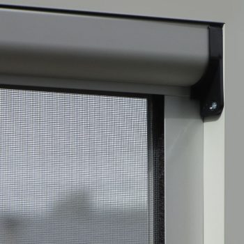 Redes mosquiteiras aplicadas em janelas, ideais para proteção eficaz contra insetos sem comprometer a ventilação.