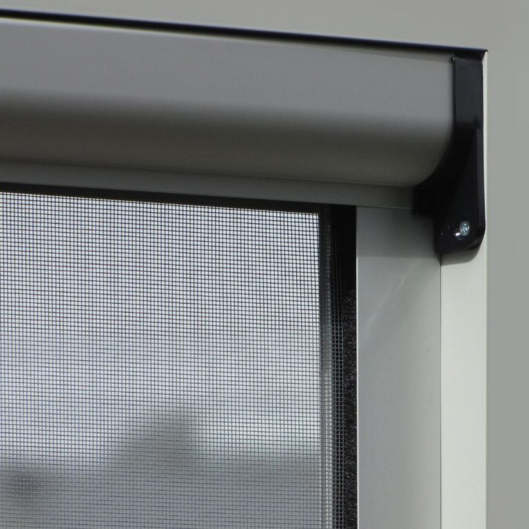 Redes mosquiteiras aplicadas em janelas, ideais para proteção eficaz contra insetos sem comprometer a ventilação.