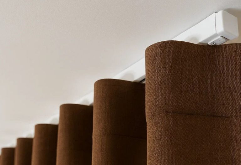 Imagem de calhas para cortinas instaladas no teto, com acabamento moderno e funcional, ideal para ambientes residenciais e comerciais