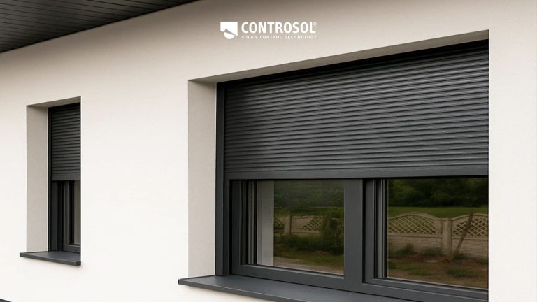 Persianas exteriores Controsol aplicadas em fachada moderna, ideais para proteção solar, isolamento térmico e conforto durante todo o ano