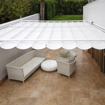 Pérgola 40x40 entreparedes com toldo drapeado, das pérgolas sevilhanas Controsol, para sombreamento de terraços