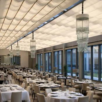 Pérgola 80X40 entreparedes da Controsol instalada em esplanada coberta