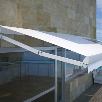 Toldo de braços articulados standard instalado em exterior, com estrutura branca e cobertura de sombra