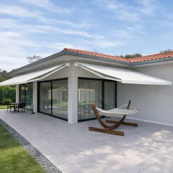 Toldo de braços articulados compacto elegance instalado numa moradia para criar sombra e proteção solar na esplanada