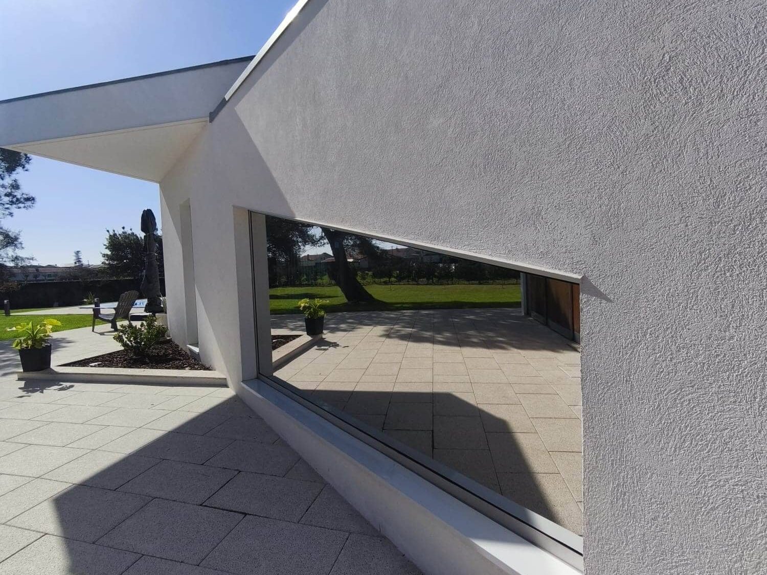 Película de privacidade para janela: como escolher a solução certa para cada espaço 2 Película de proteção solar aplicada em janela de moradia para reduzir calor, reflexos e entrada de UV