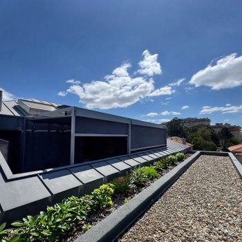 Toldo vertical guiado e pérgola sevilhana instalados pela Controsol na zona da Foz, no Porto