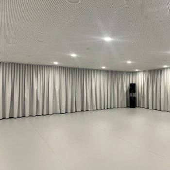 Cortina Darkcoat instalada com Calha WSD 700 na Escola de Ballet Arte Total em Braga