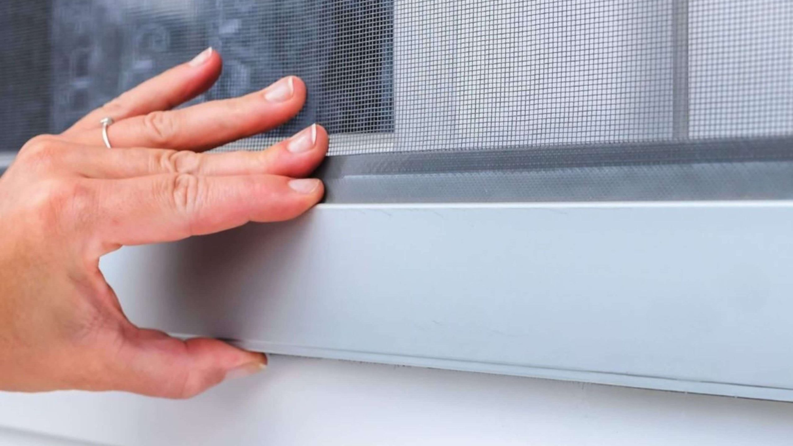 Redes mosquiteiras fixas e deslizantes instaladas em janela