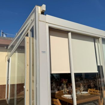 Estores de rolo screen e pérgola bioclimática B500 instalados pela Controsol no Restaurante Homem do Leme