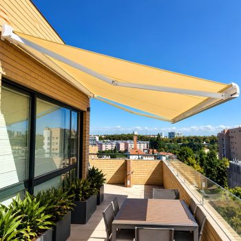 Fornecimento e aplicação de toldos compactos motorizados num terraço residencial em Paranhos, Porto.