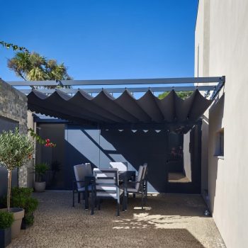 Pérgola Sevilhana motorizada em Leça da Palmeira numa área exterior de habitação