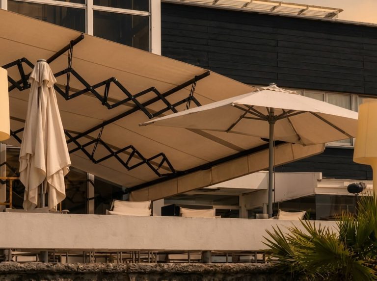 Toldo tesoura com braços articulados instalado sobre esplanada exterior