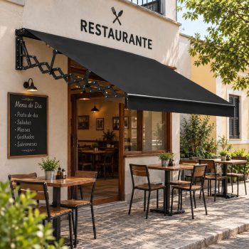 Toldo tesoura instalado na fachada de um restaurante com esplanada exterior